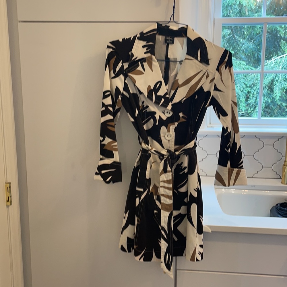 Beautiful rain coat, classy with a bit of flair